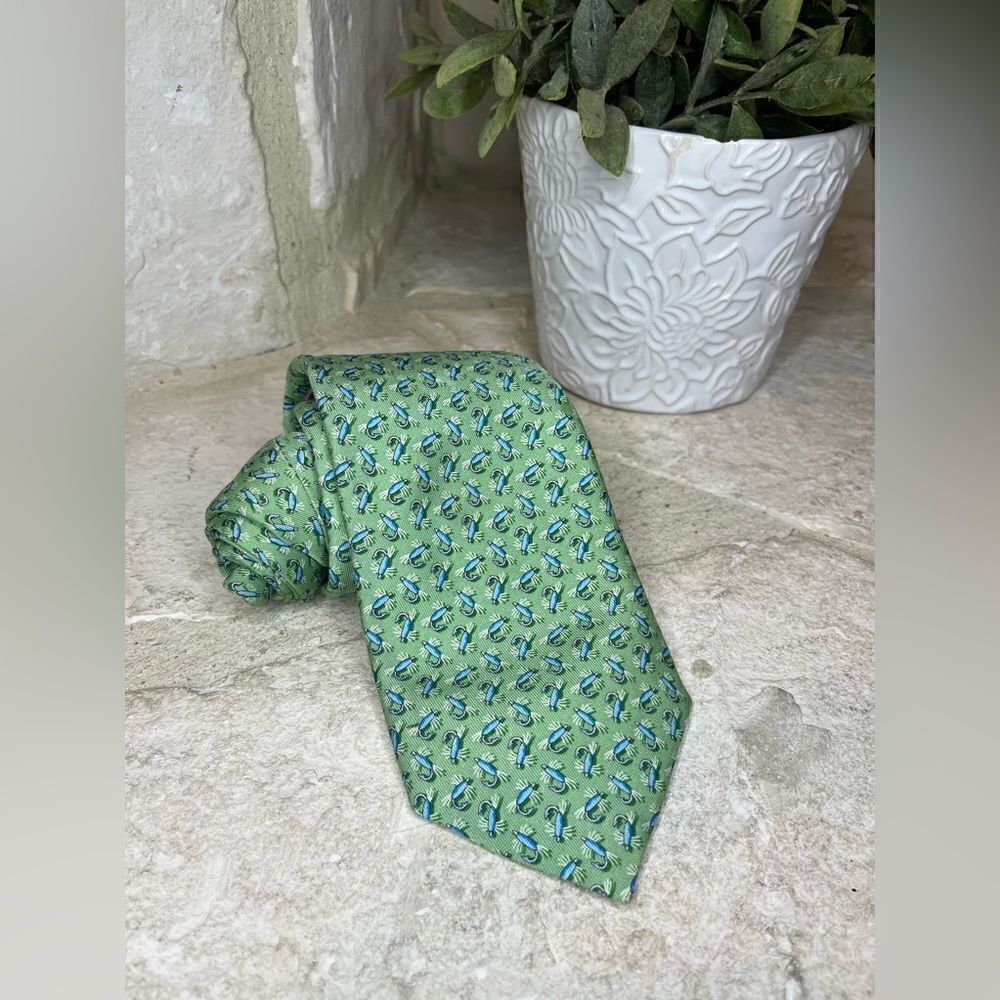 Vineyard Vines fish bait 100% silk tie